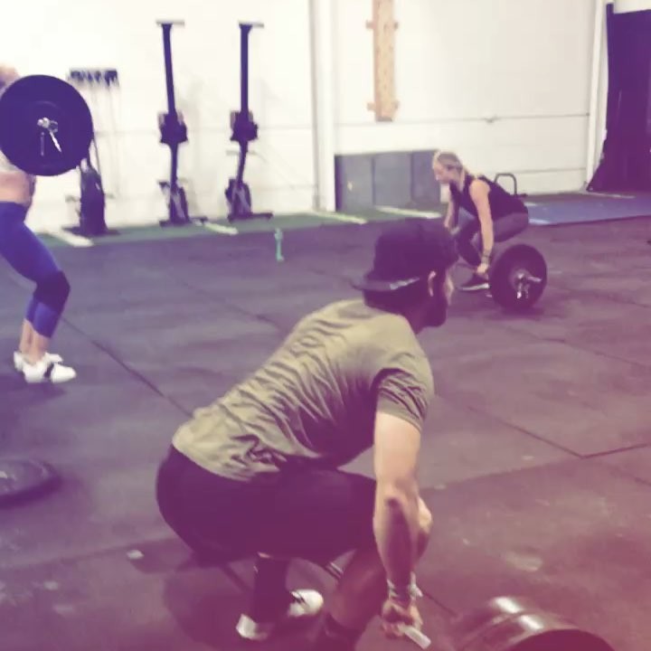 @jjflores_xix making 225 look easy during yesterday’s brutal 7 minute AMRAP! #HAC #hacfam #hiddenalleycrossfit #crossfit #weightlifting #olympicweightlifting #cleanandjerk #amrap #burpees