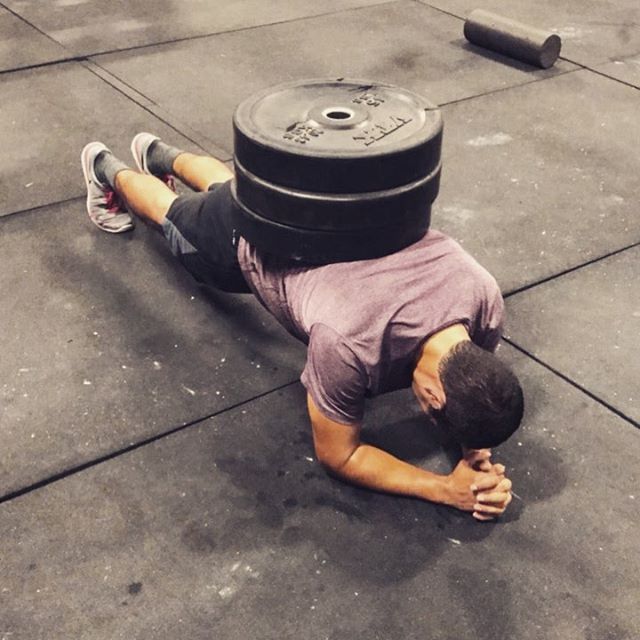 The plank. Simple, yet effective. Bodyweight too easy? Overload with plates like @yahmon82 is doing here