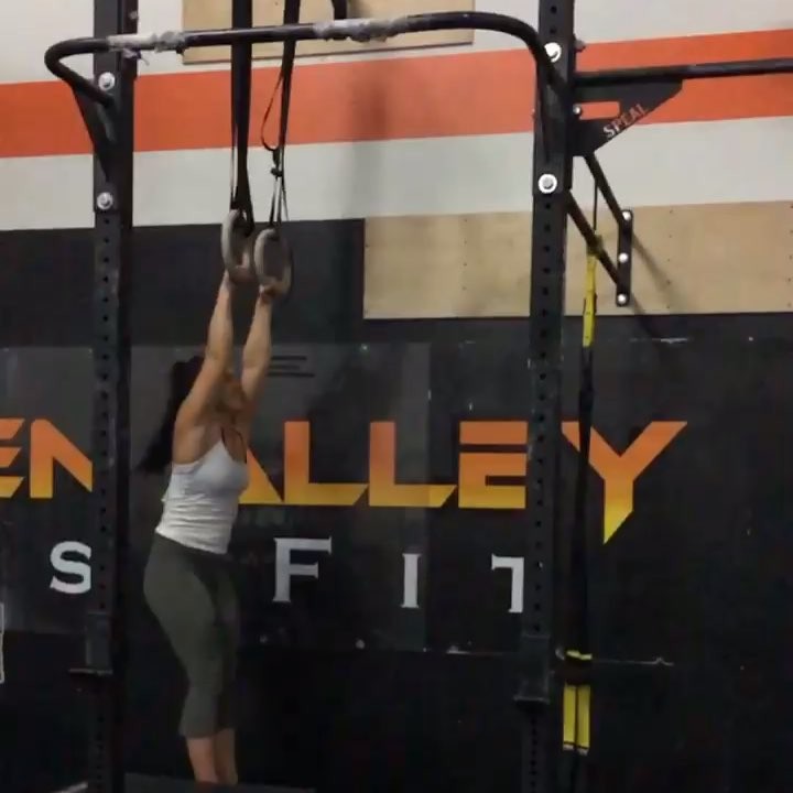 Congratulations to @kelsie.aye on getting her first muscle up!!! Shoot, she made that look EZ! Keep up the work kels